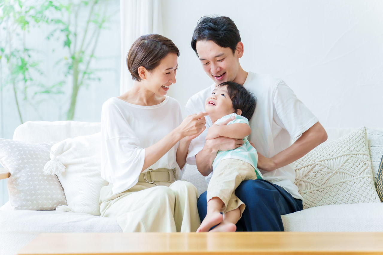 リビングでくつろぐ家族