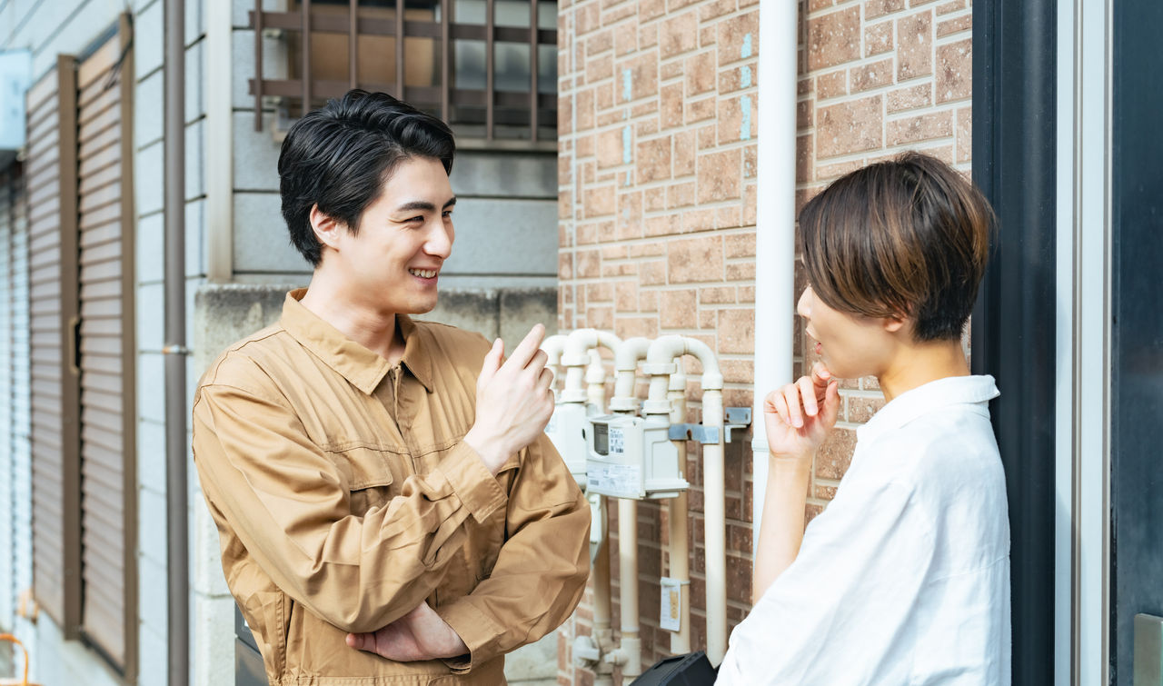 作業員、説明、工事、業者、住宅、リフォーム、相談、職人、会話、笑顔、ポジティブ、詐欺、修繕、修理、訪問、男性、女性、日本人、メーター、水道、配管、配線、外壁、玄関、セールストーク、営業、作業服、見積もり、点検、メンテナンス、検査、告知、周知、住民、公共事業、建設、建築、現場、仕事、挨拶、害虫駆除、点検商法、苦情、技師、派遣、廃品回収、便利屋、ごみ収集、清掃、人物