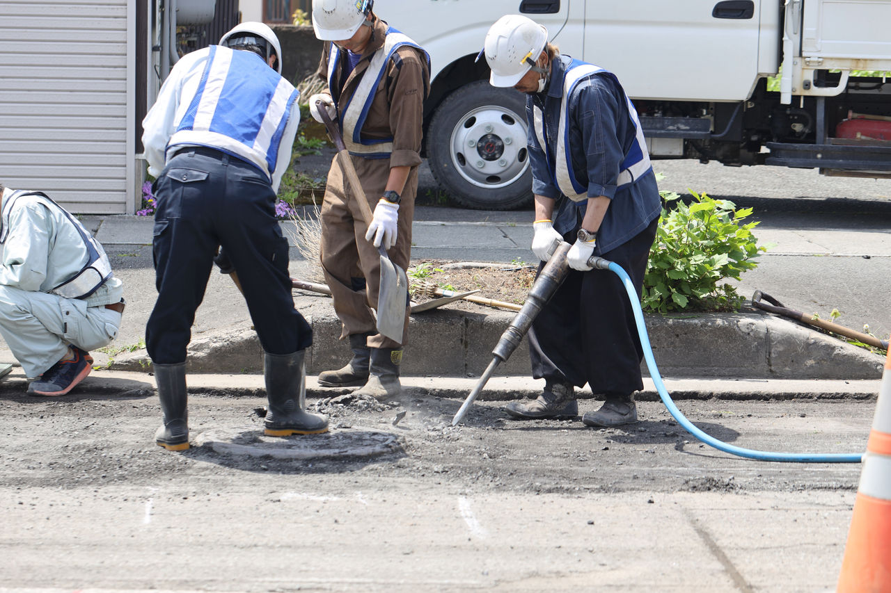 道路のアスファルトの切破