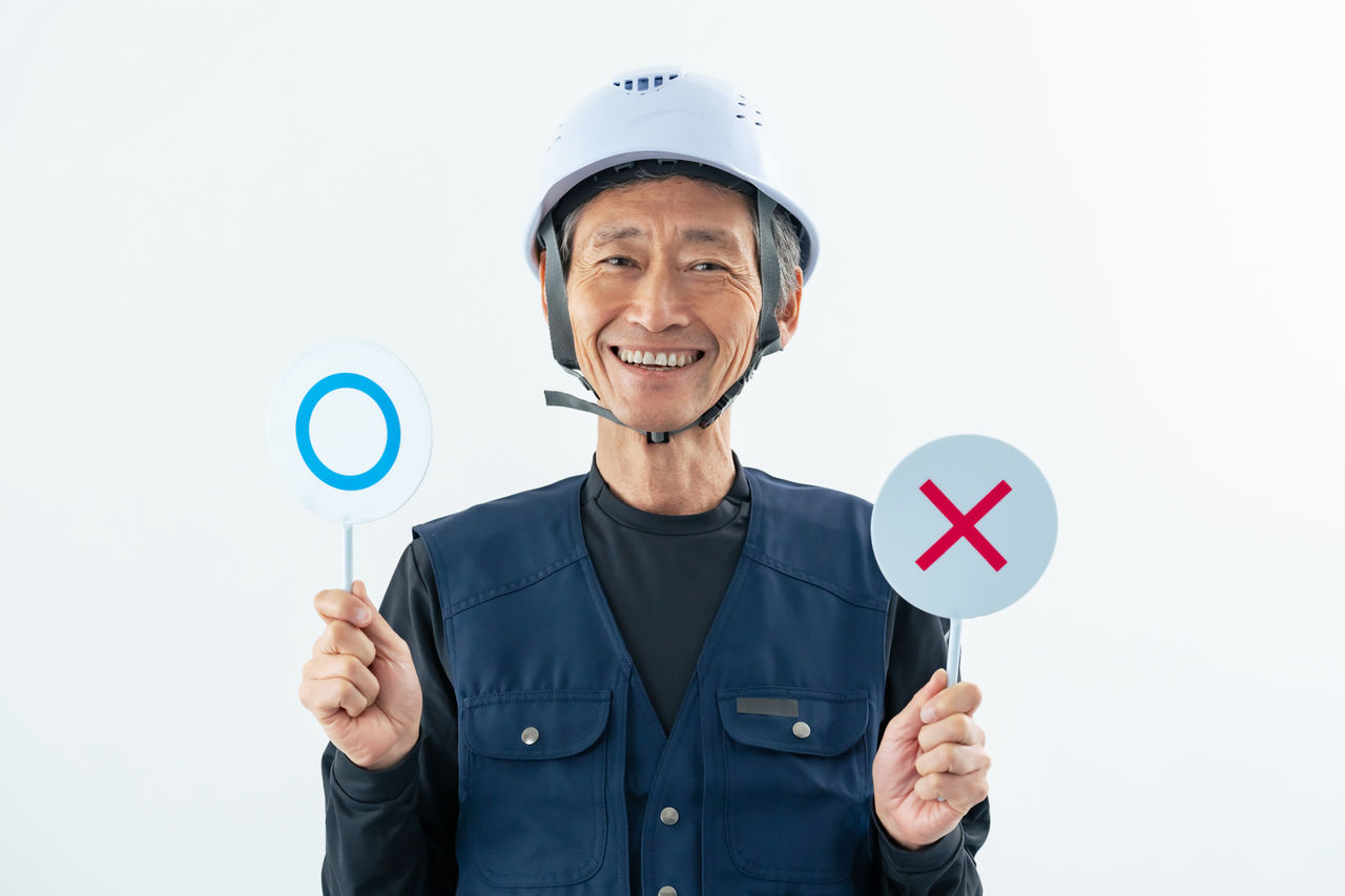 マルバツを見せる職人