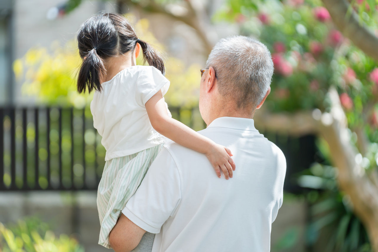 夏休みに祖父の家に帰省する孫（家族・ファミリー・育児・子育て）