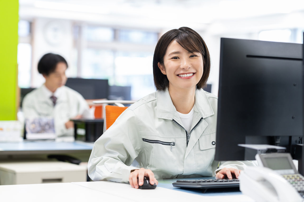 オフィスで働く若い技術者の女性