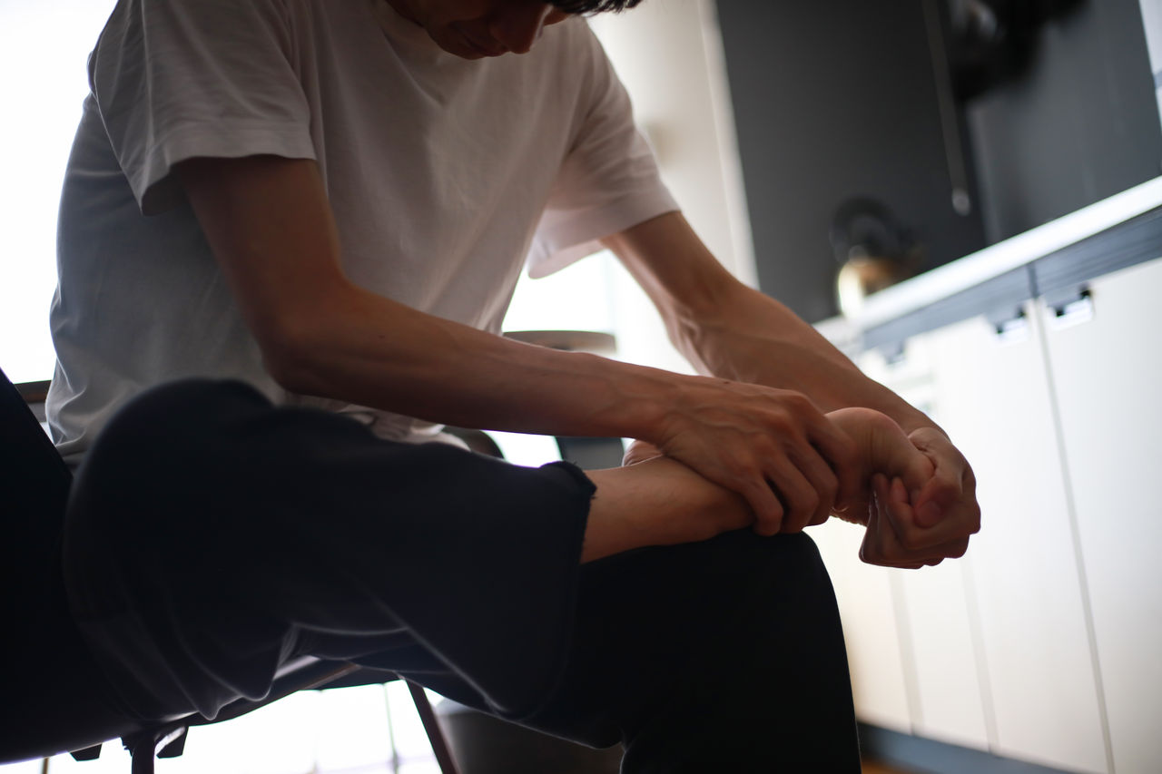 足の痛みに悩む男性
