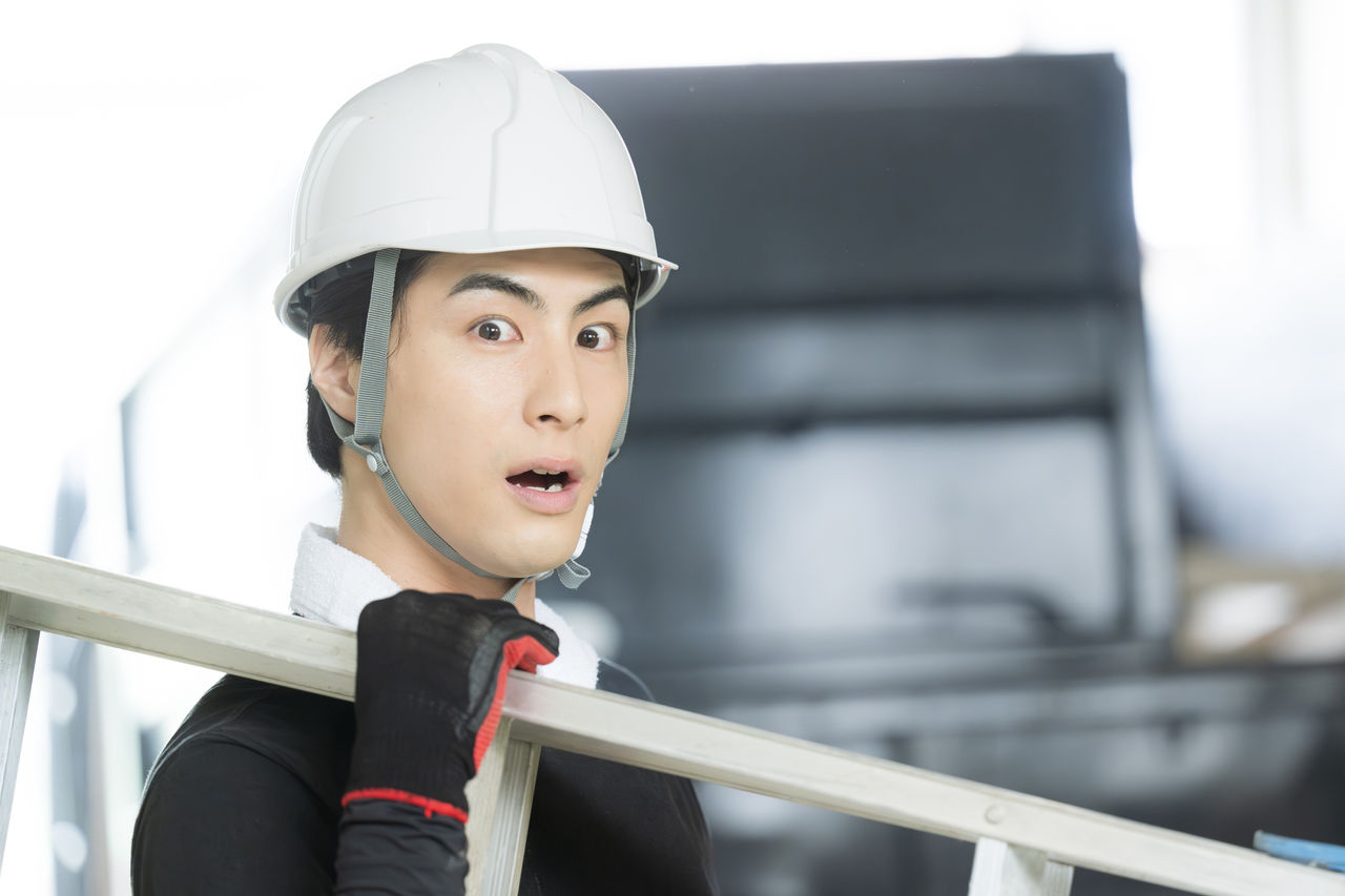現場確認をするヘルメットをかぶった若い作業員驚いた表情の男性 ビックリ!今日もご安全に
