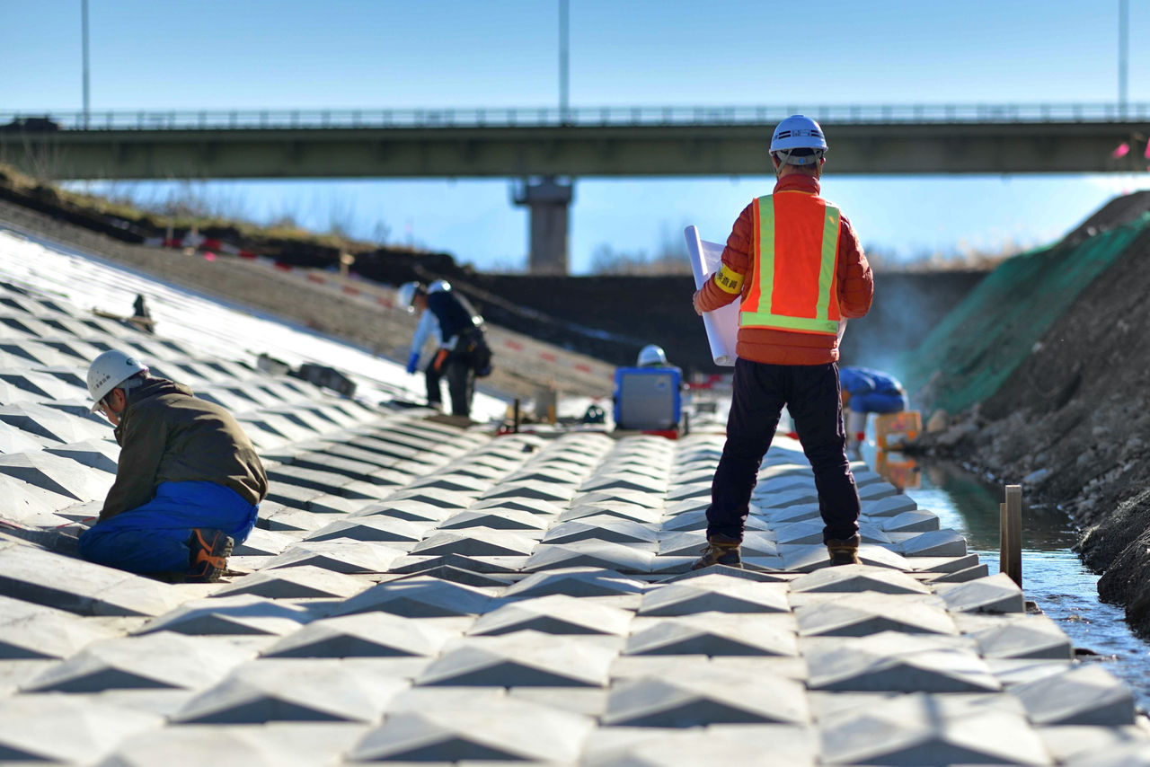 暖かいだけでは不十分？建設現場のプロが求める防寒着とは