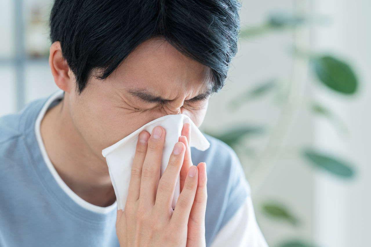 花粉症の若い男性