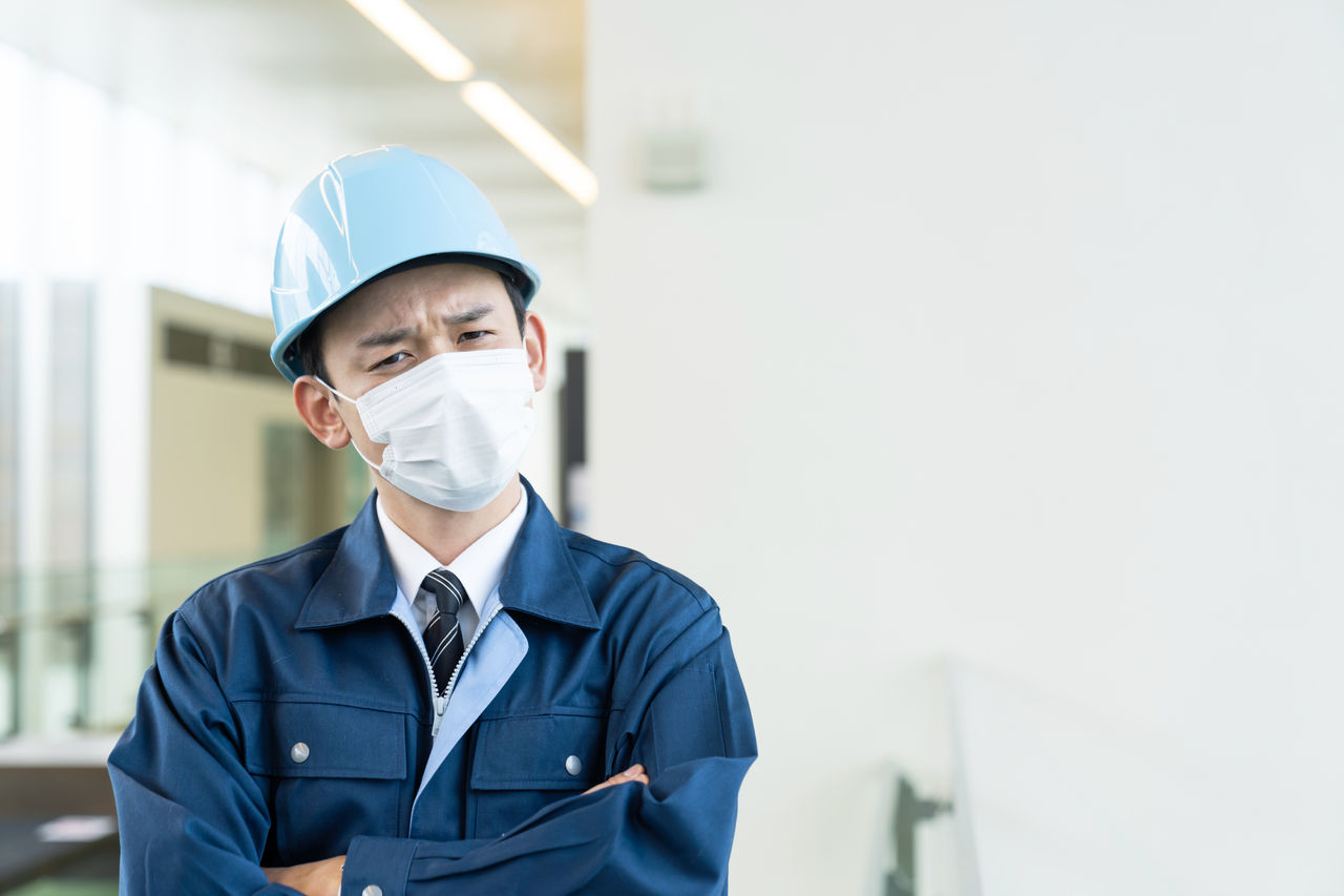 マスクを着用した作業員　感染症対策