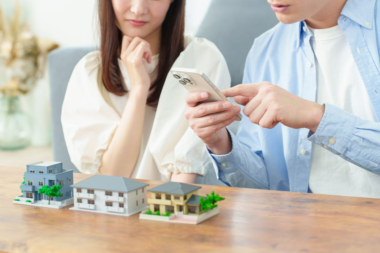 不動産を比較する夫婦