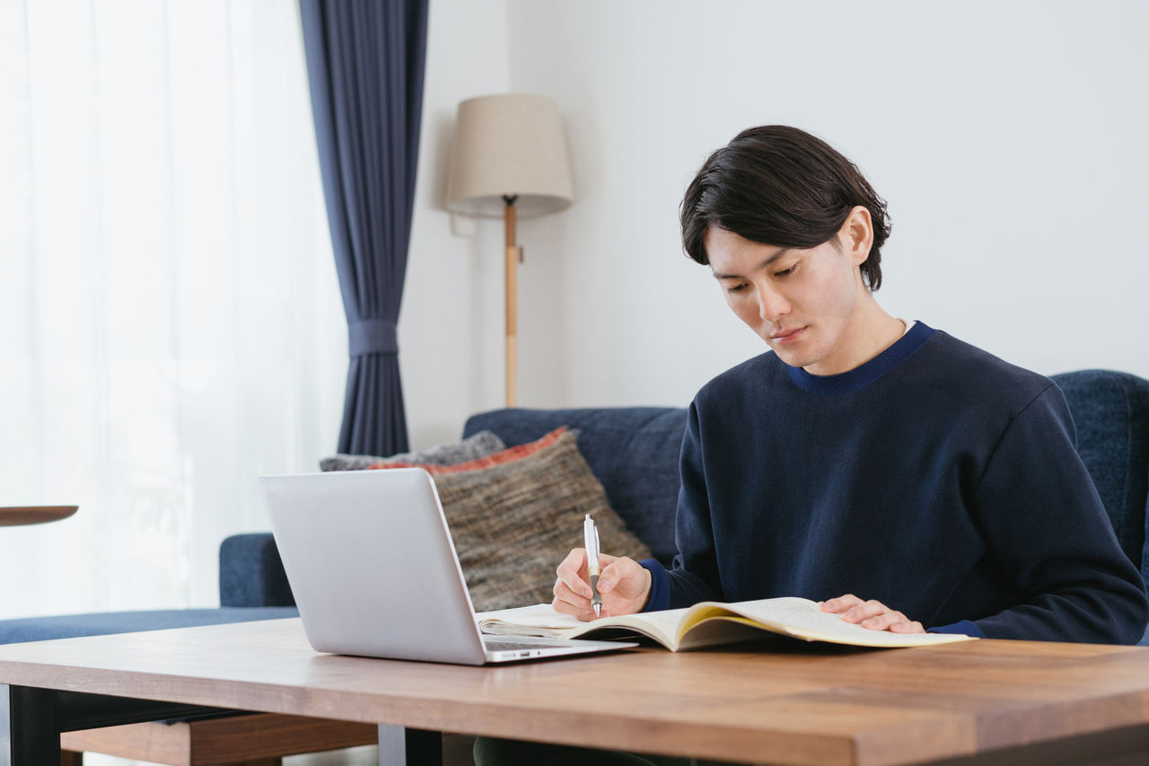 オンライン学習する男性・自宅勤務