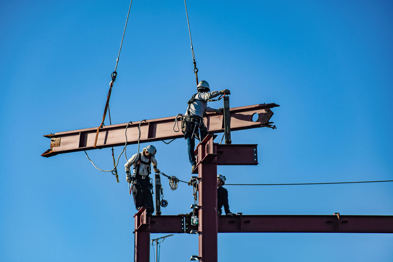 移動式クレーンで鉄骨を組む建設現場