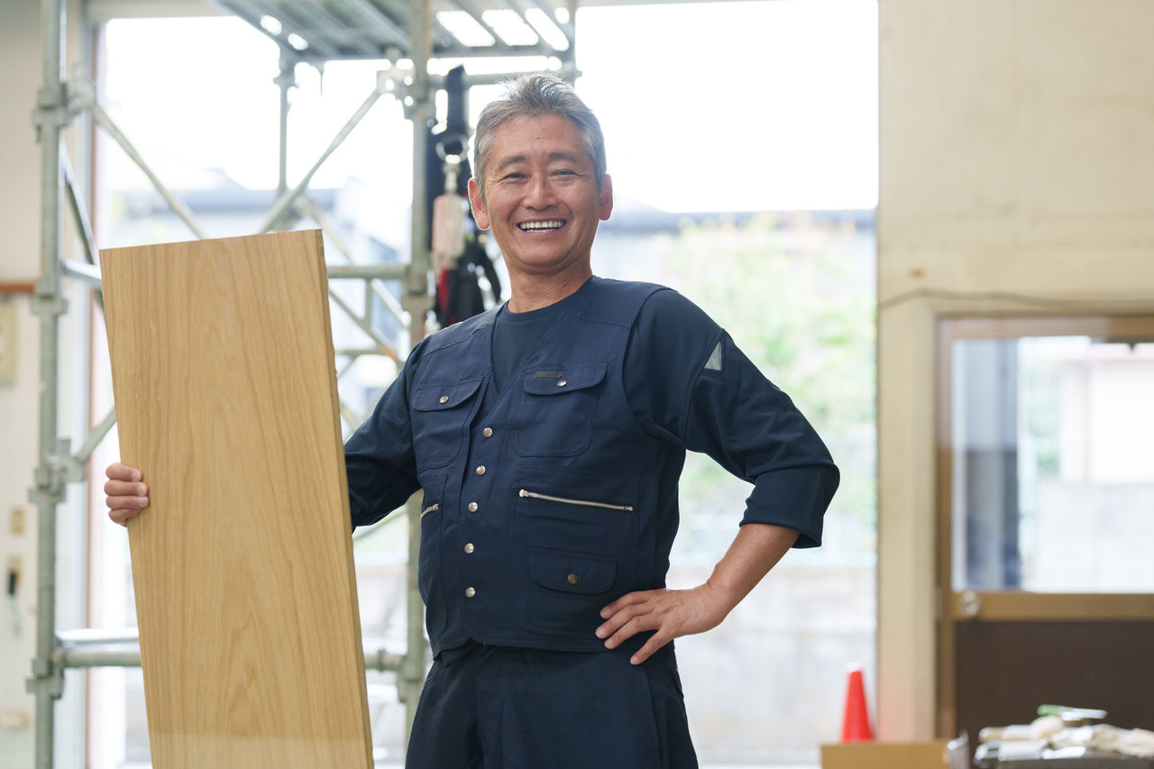 建設現場で働くシニア男性作業員のカメラ目線