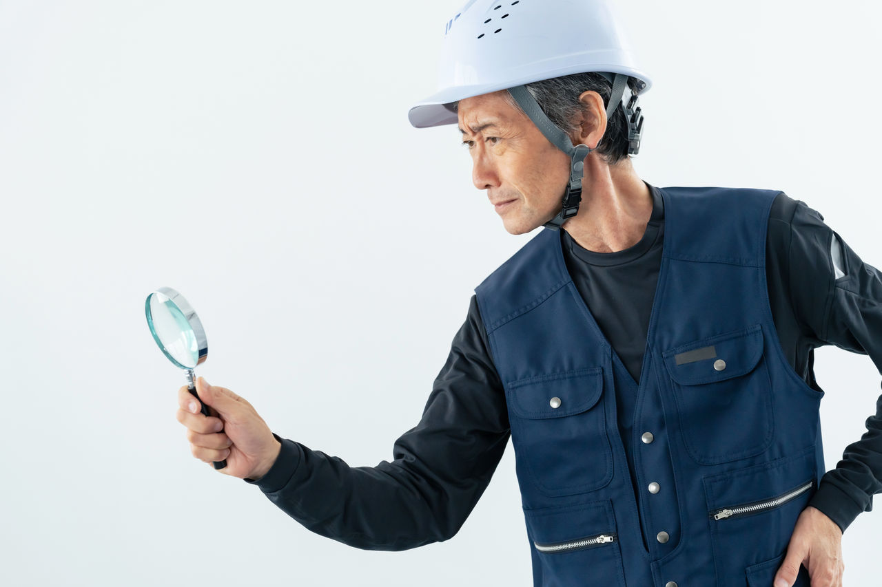 虫メガネで調べる職人