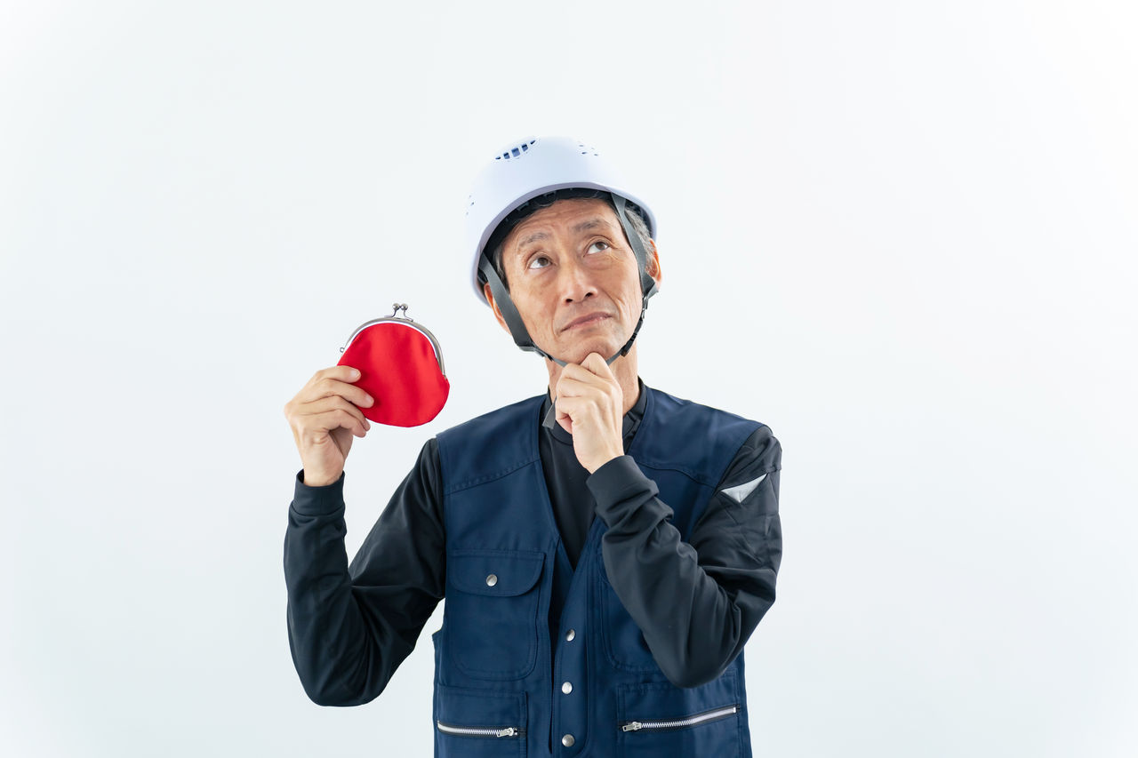 財布を持って考える職人