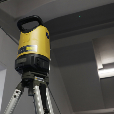 最大仰角+90°化による墨出し範囲拡大