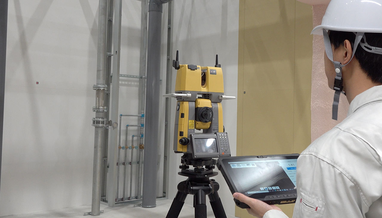 Measuring reference points on site with a total station